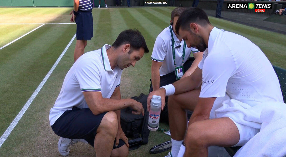 Novak Ðoković tražio lekarsku pomoć  (3).jpg