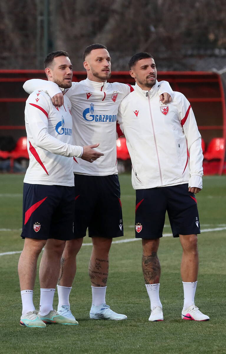 Marko Arnautović grli Elšnika i Radeta Krunića na treningu Zvezde