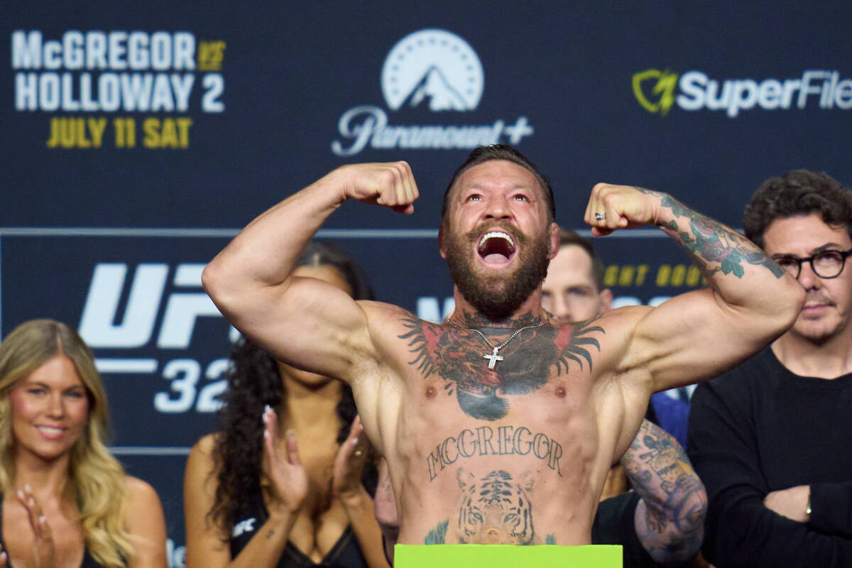 Konor Megregor pozira na merenju pred UFC spektakl u Las Vegasu