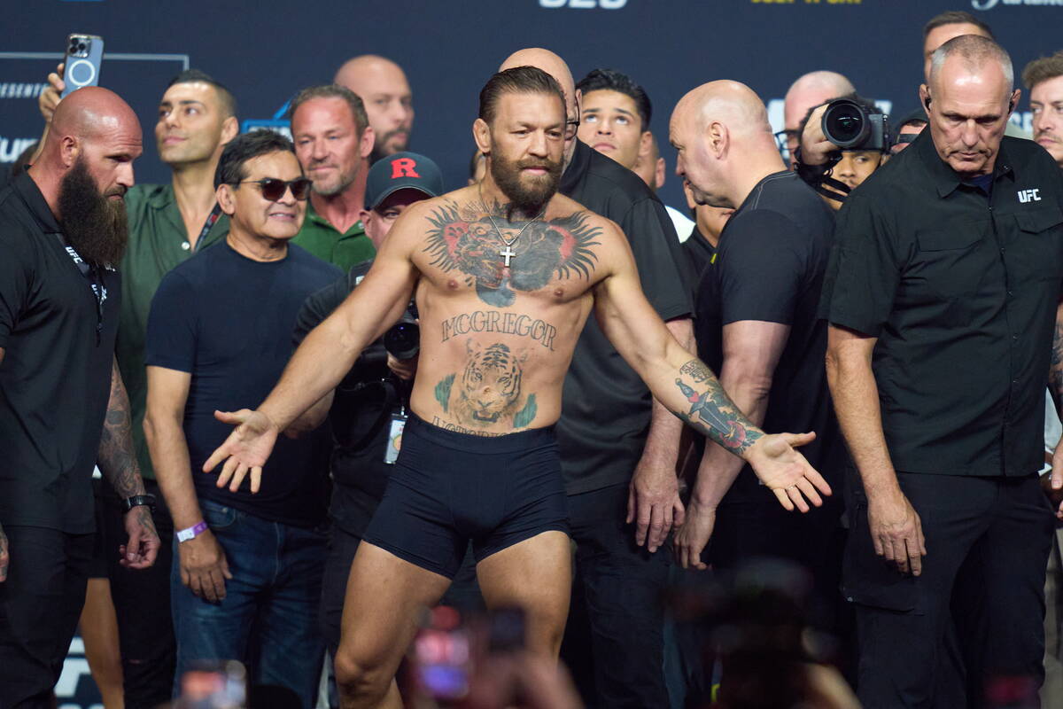 Konor Mekgregor pozira fotografima na merenju u Las Vegasu