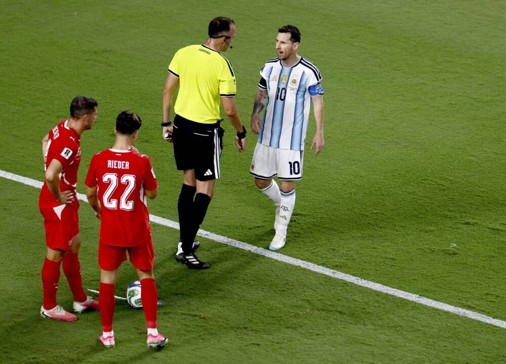 Lionel Mesi se raspravlja sa sudijom.