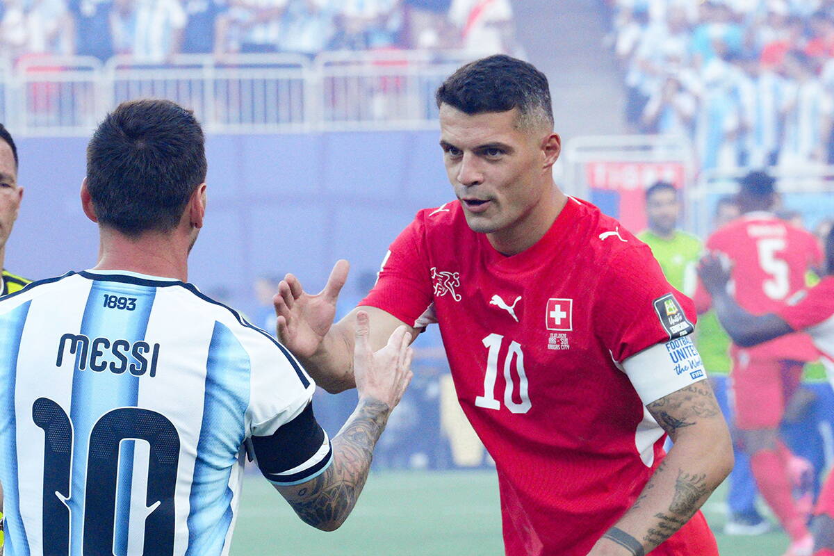 Granit Džaka i Lionel Mesi se rukuju.