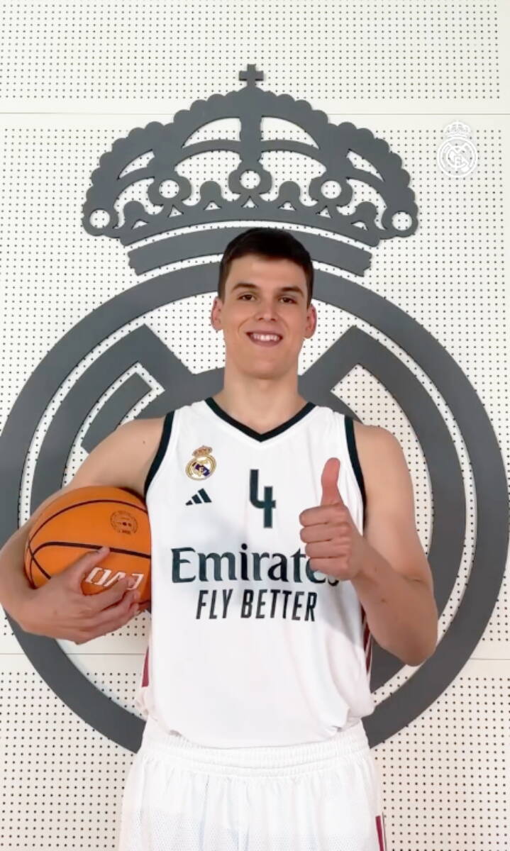 Haime Pradilja pozira u dresu Real Madrida