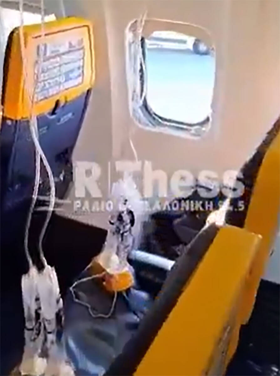 Avion u kojem je pukao prozor na letu iz Soluna za Memingen (1).jpg