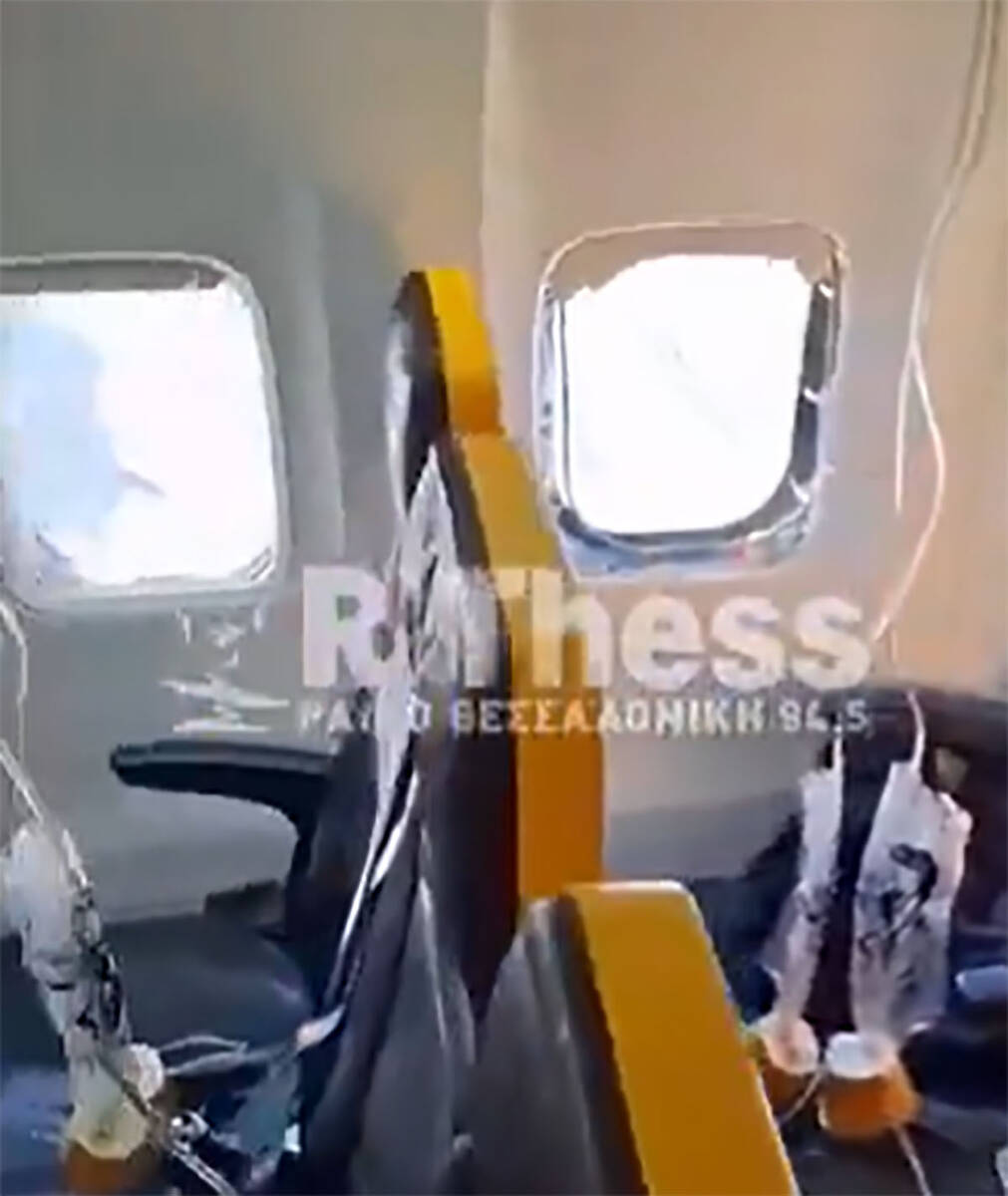 Avion u kojem je pukao prozor na letu iz Soluna za Memingen (2).jpg