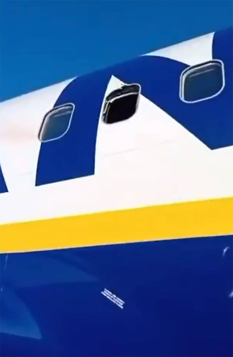Avion u kojem je pukao prozor na letu iz Soluna za Memingen (5).jpg