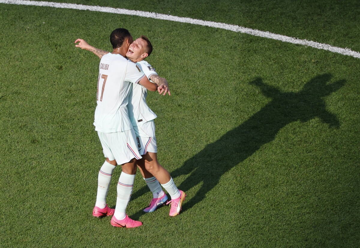 Luka Dinj slavi gol Francuske sa Vilijamom Salibom na utakmici Svetskog prvenstva