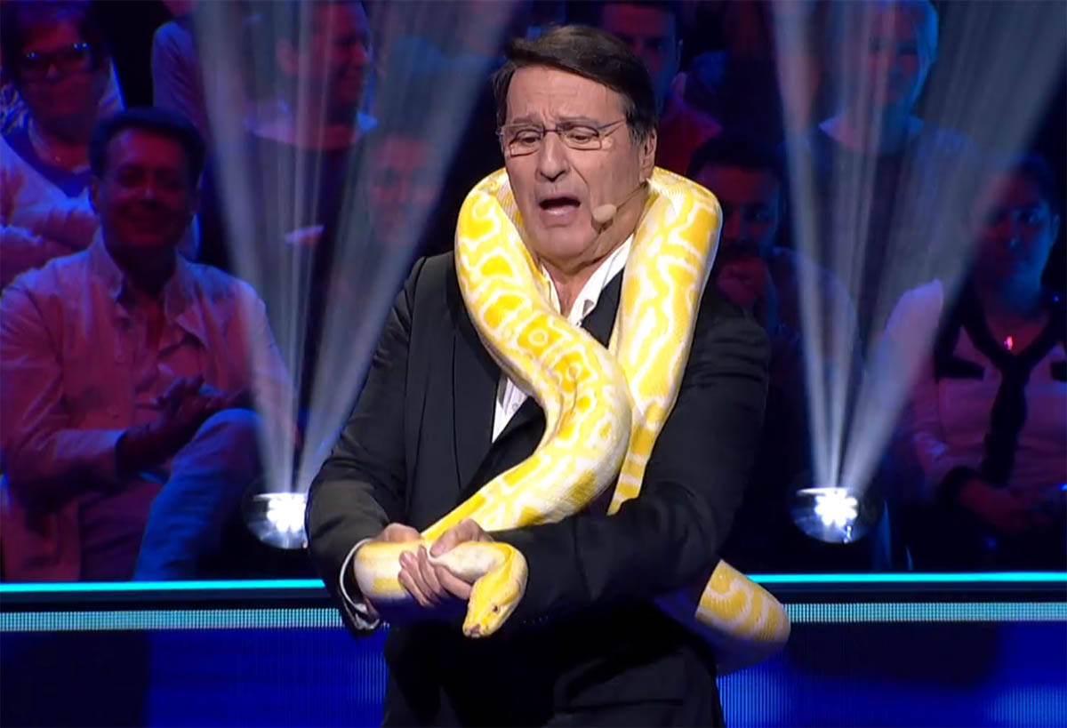 Jovan Memedović sa zmijom oko vrata