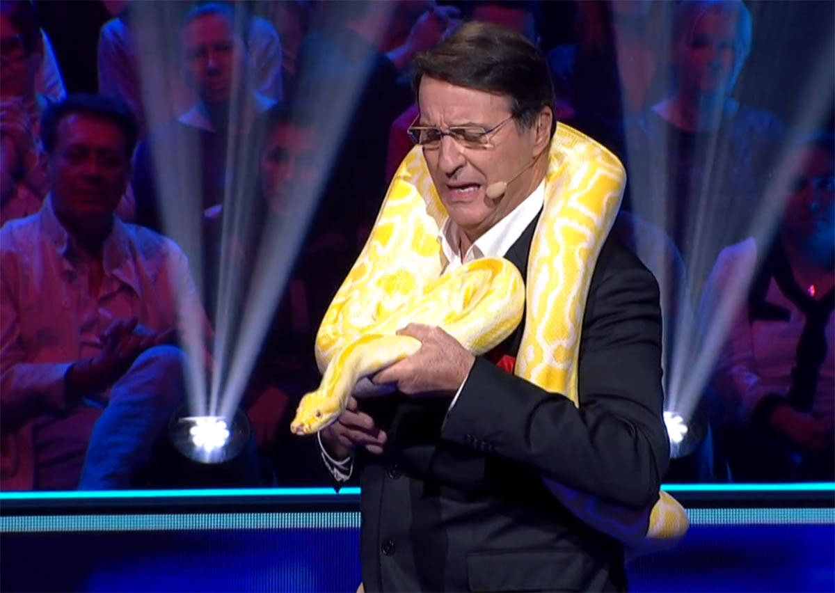 Jovan Memedović sa žutim pitonom oko vrata