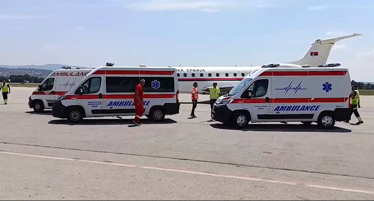 Vvion Vlade Srbije koji prevozi povređene u nesreći kod Kotora (2).jpg