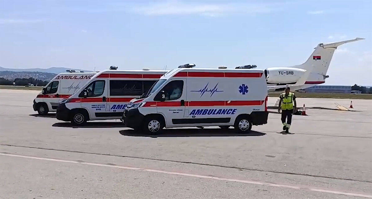 Vvion Vlade Srbije koji prevozi povređene u nesreći kod Kotora (3).jpg