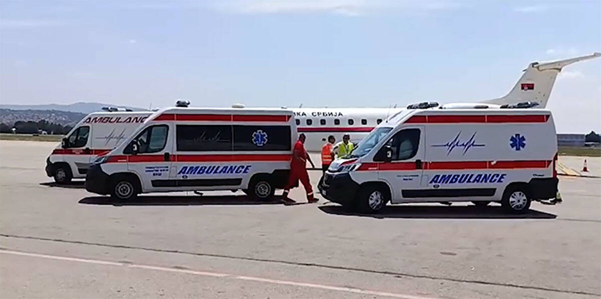 Vvion Vlade Srbije koji prevozi povređene u nesreći kod Kotora.jpg