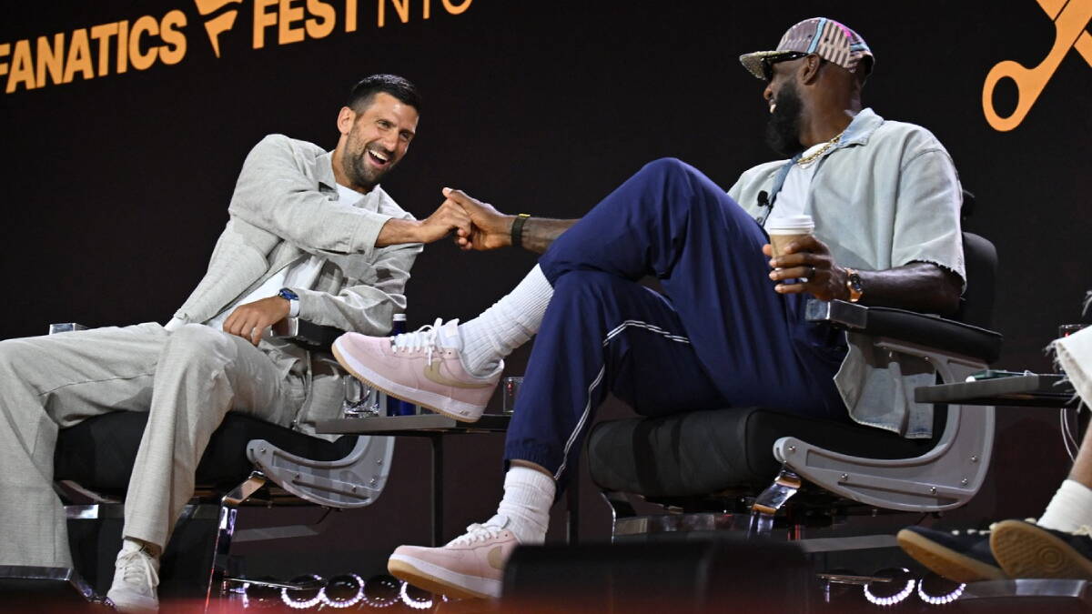 Novak Đoković se rukuje sa Lebronom Džejmsom