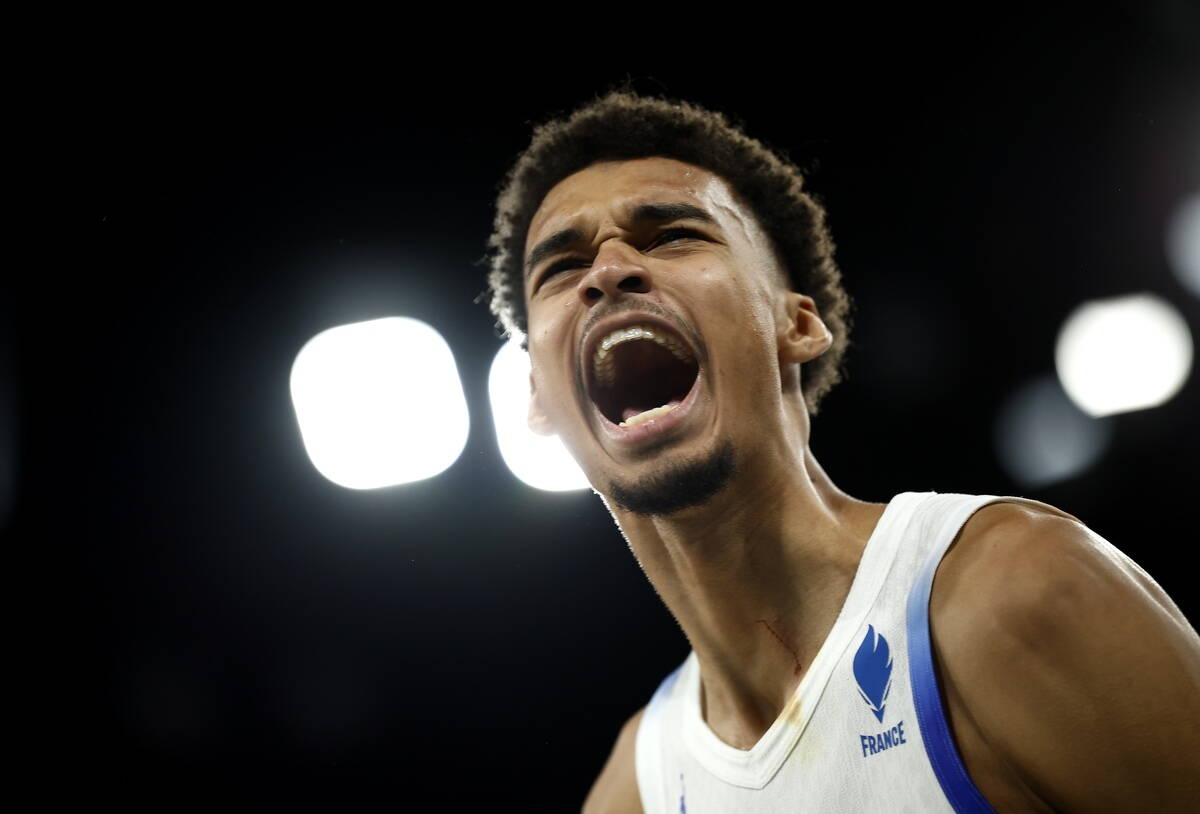 Viktor Vembanjama slavi koš za Francusku na Olimpijskim igrama u Parizu 2024