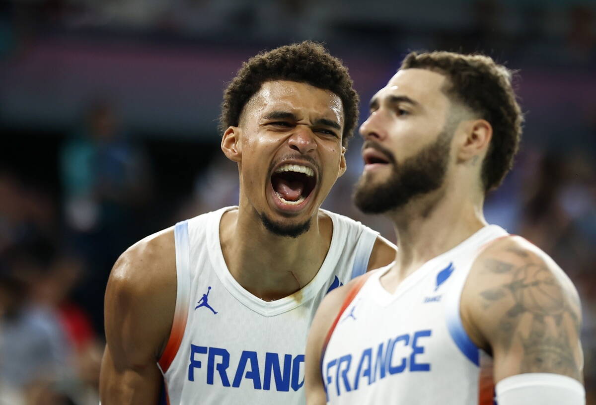Viktor Vembanjama slavi koš Francuske na oLimpijskim igrama