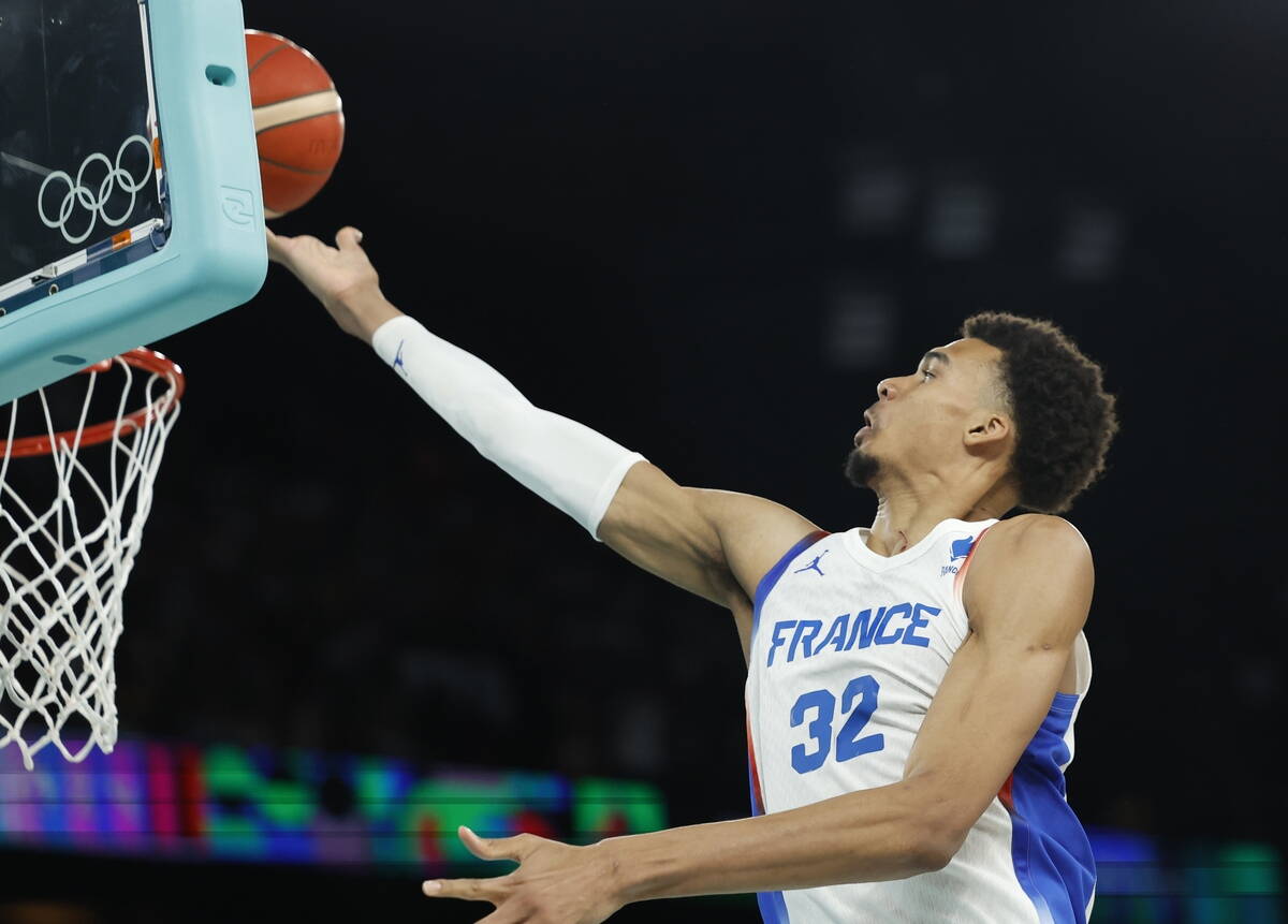Viktor Vembanjama polaže loptu u koš na Olimpijskim igrama
