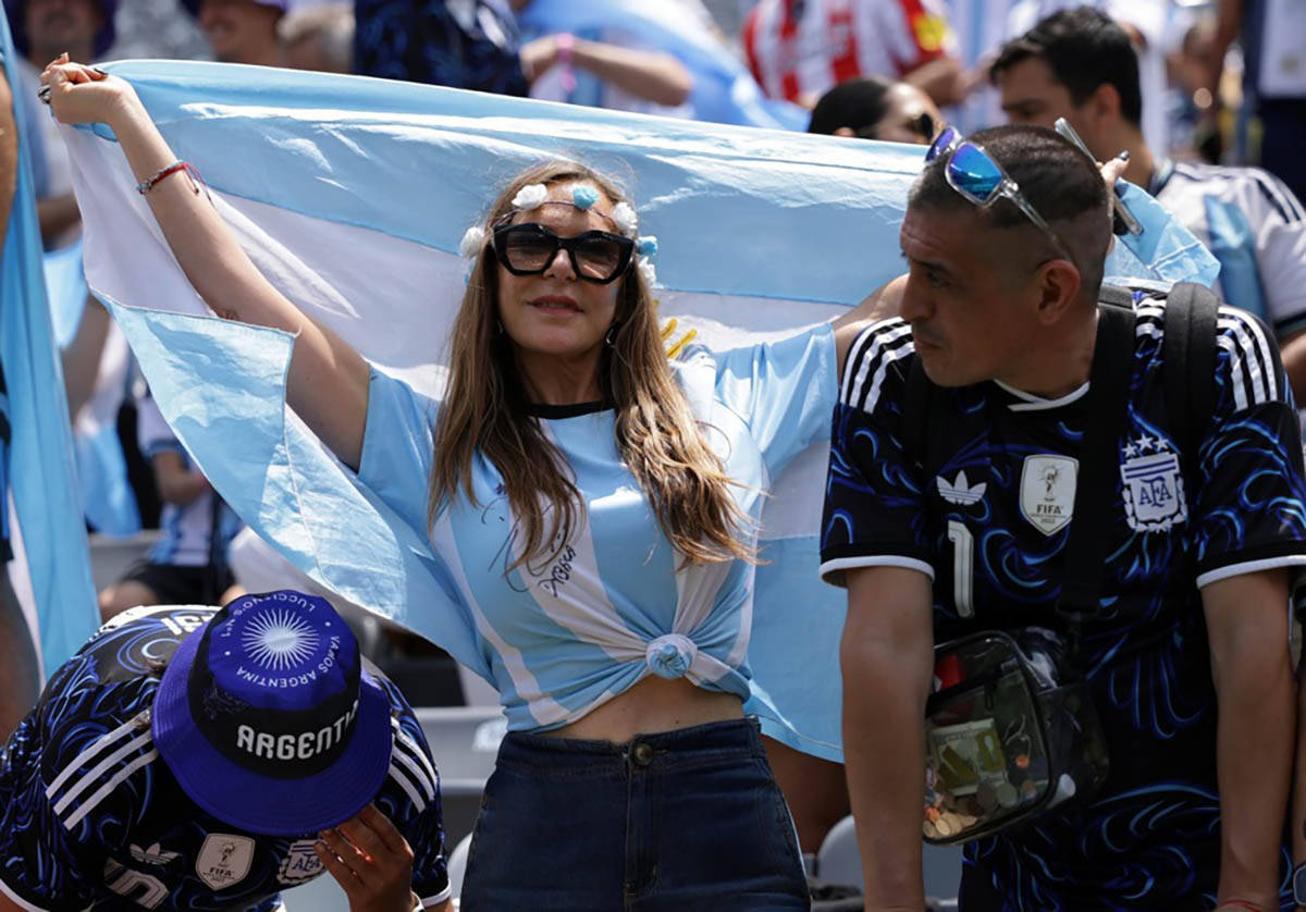 navijači pred meč Španija - Argentina (8).jpg