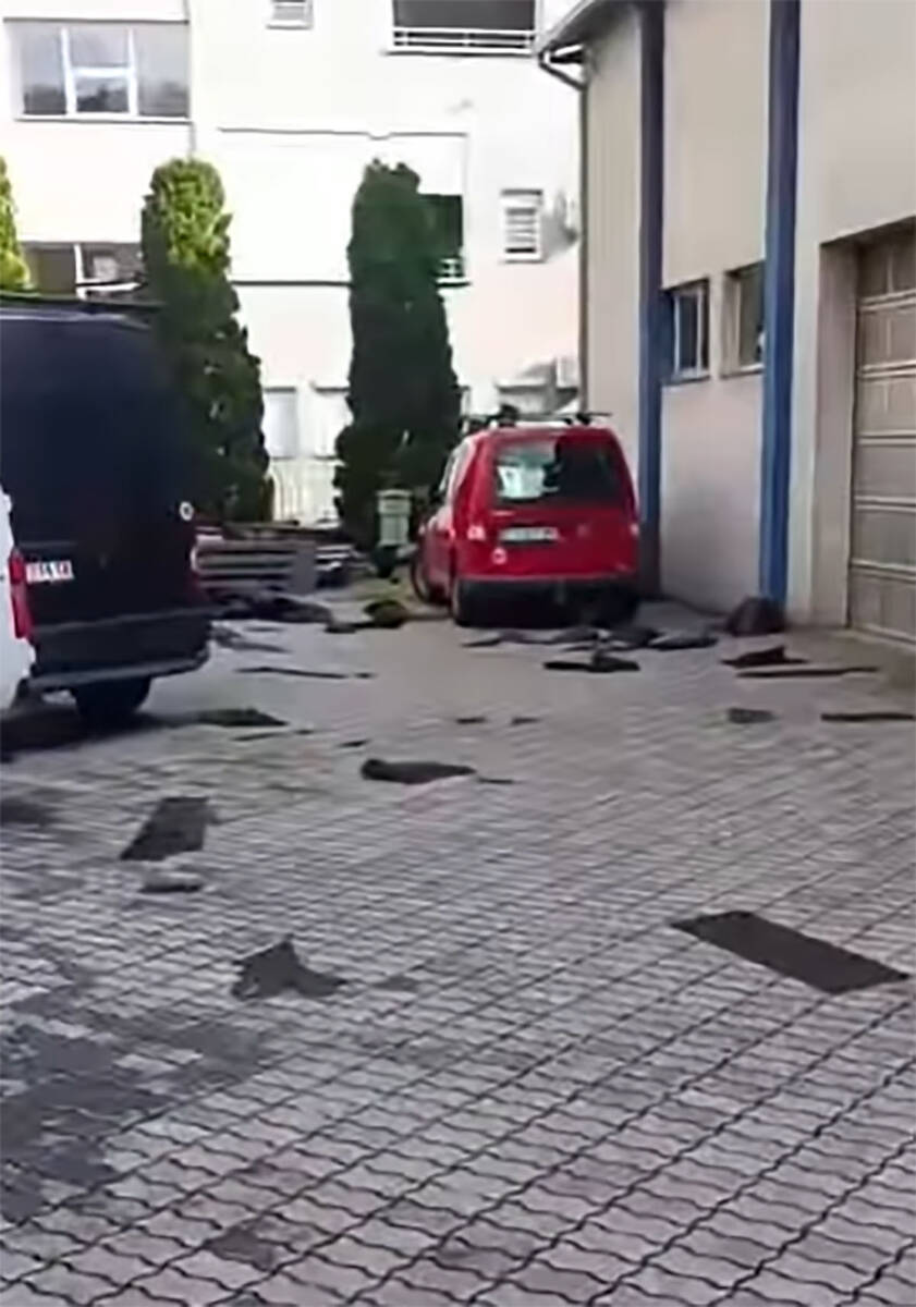 Otpali delovi krova zgrade u Smederevu tokom nevremena (1).jpg