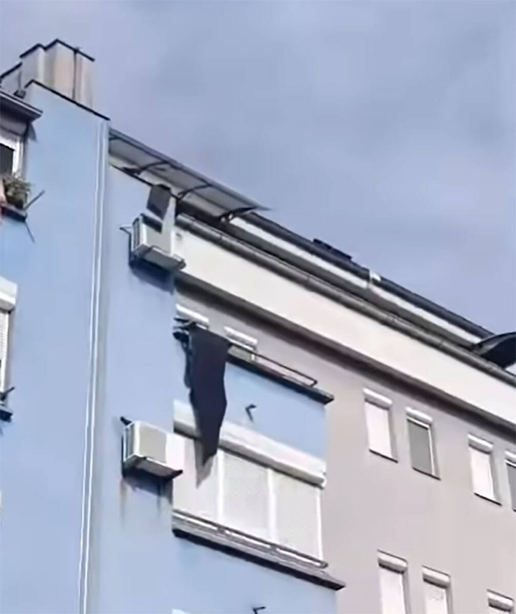 Otpali delovi krova zgrade u Smederevu tokom nevremena (2).jpg