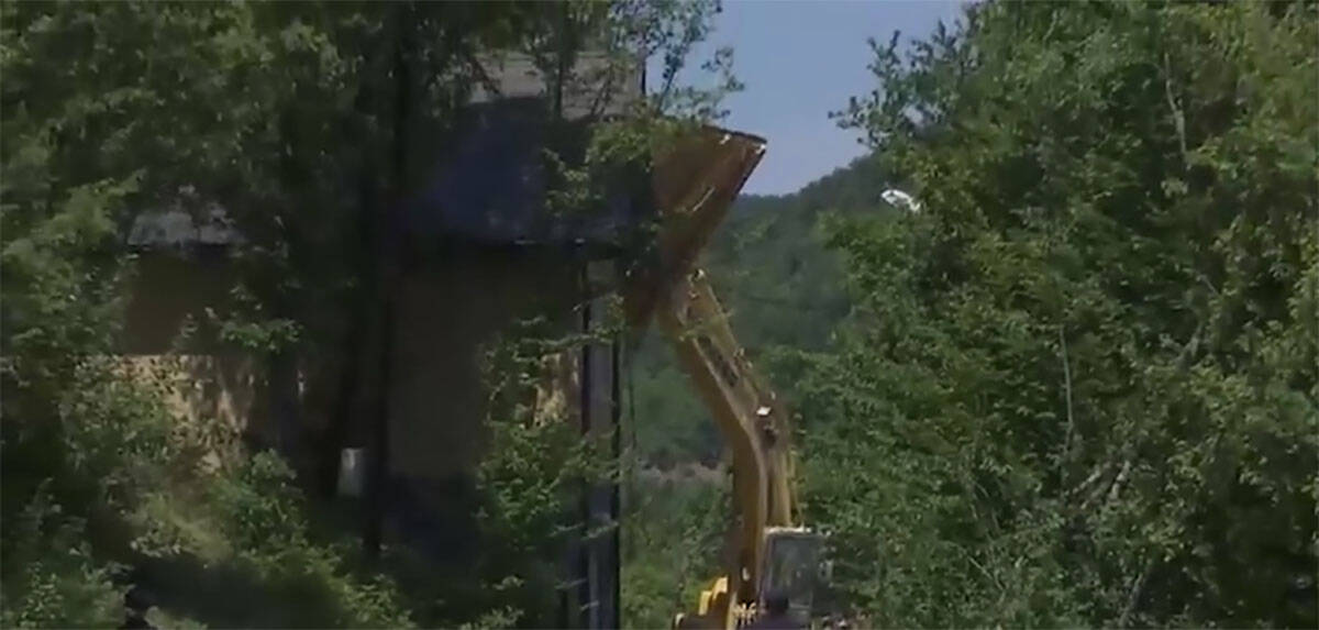 Rušenje vikendica u vlasništvu Srba na KiM (2).jpg