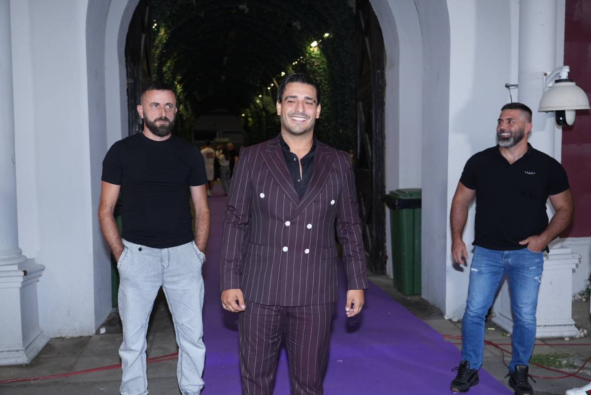 "Ne znam ni šta znači taj simbol": Darko Lazić  se ponovo pravda zbog šokantne fotografije s dvoglavim orlom