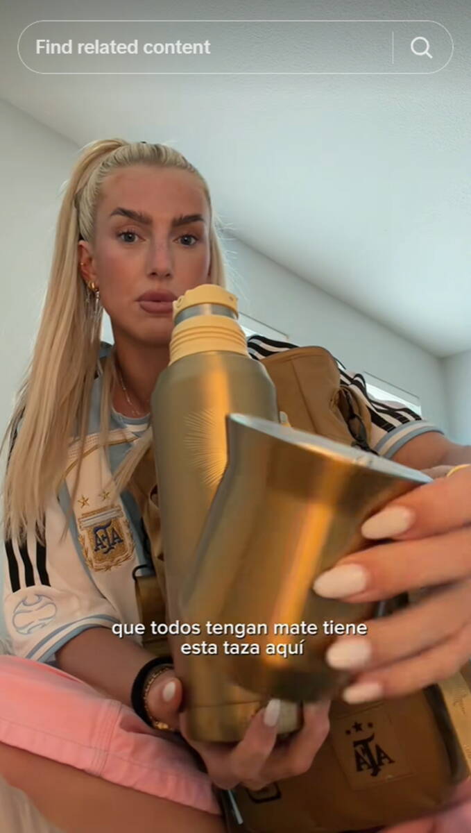 Kelsi Rouz Bauers pokazuje poklone Lionela Mesija