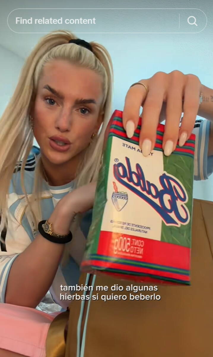 Kelsi Rouz Bauers pokazuje poklone Lionela Mesija