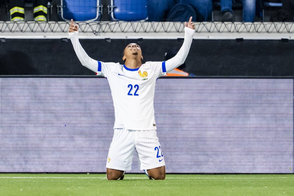 Eli Junior Kroupi proslavlja postignut gol