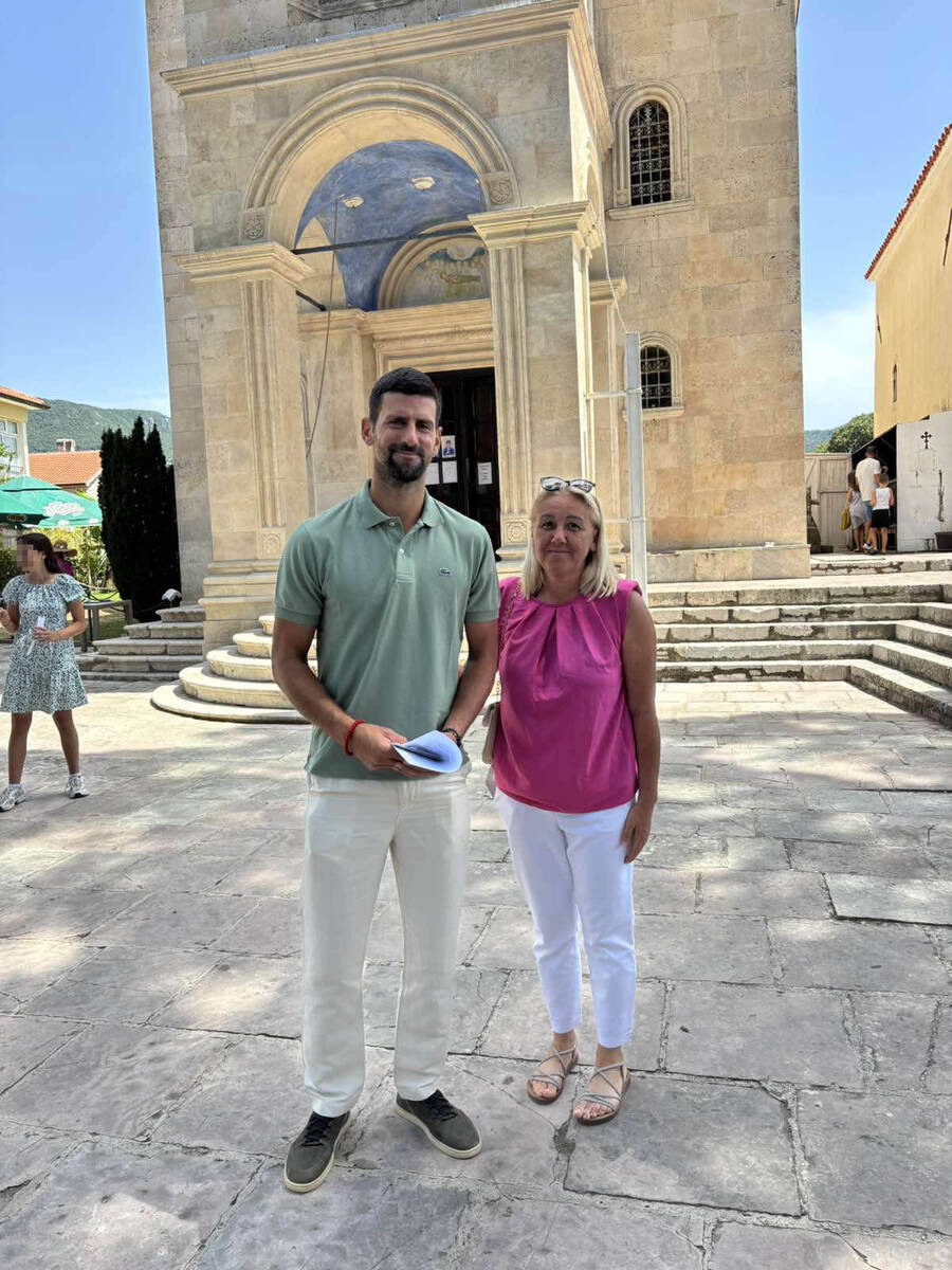 Novak Đoković i profesorka Ljiljana Nikolić u manastiru Savina