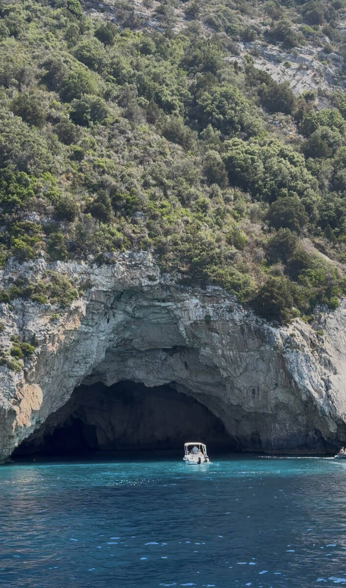 pećina Blue Cave (1).jpg