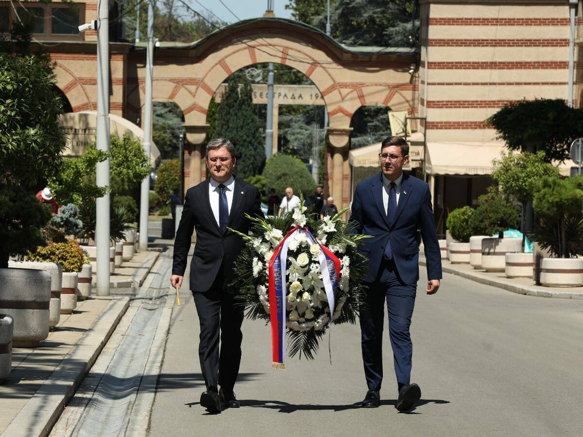 Nikola Selaković na sahrani Olivere Katarine (1).jpg