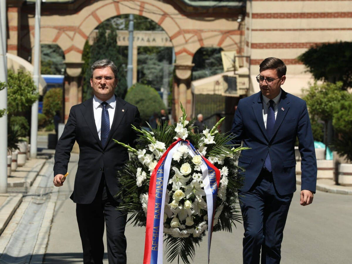 Nikola Selaković na sahrani Olivere Katarine (2).jpg