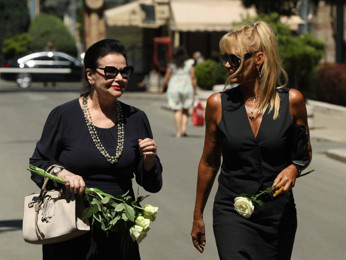 Snežana Savić na sahrani Olivere Katarine (1).jpg