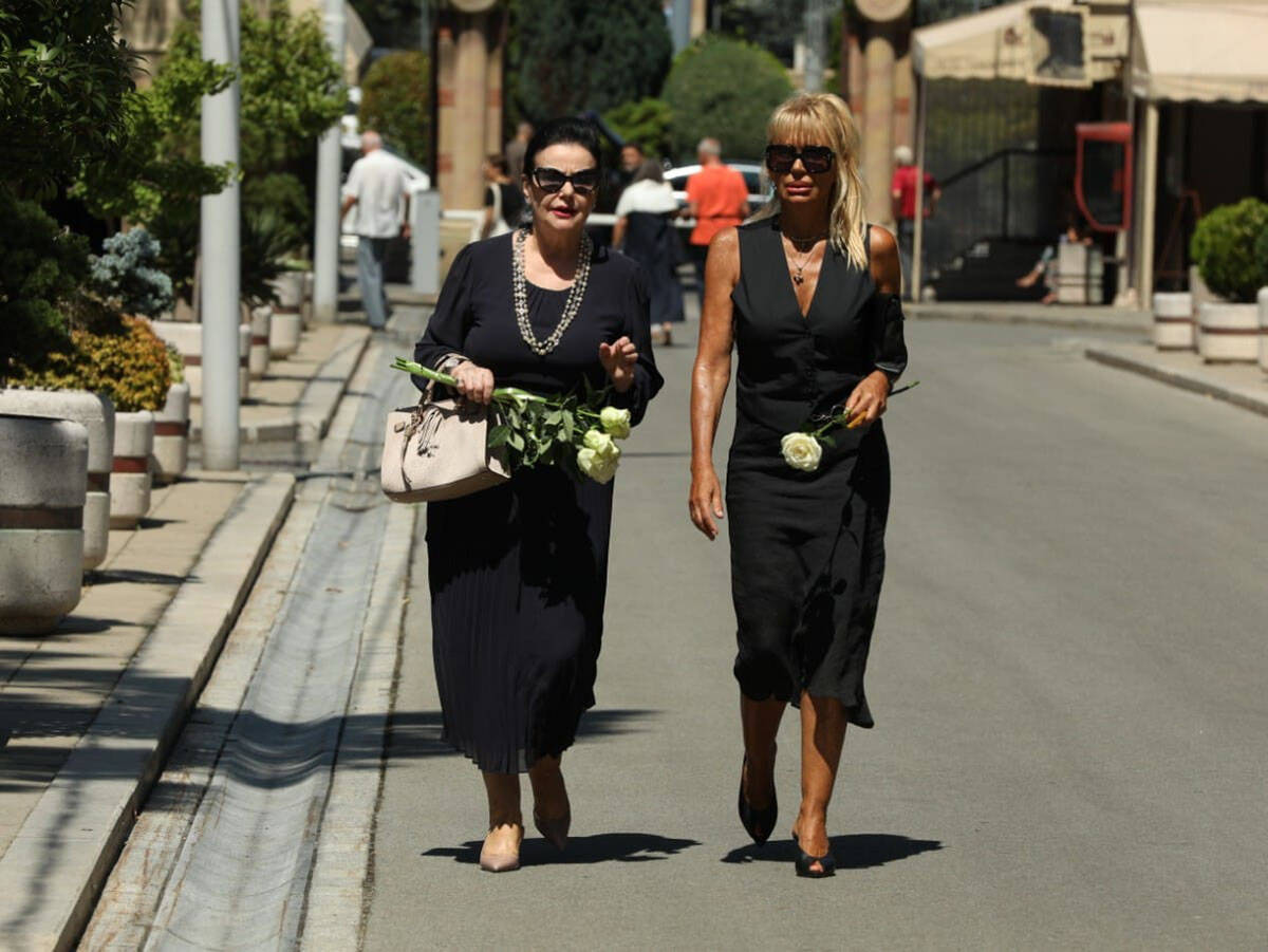 Snežana Savić na sahrani Olivere Katarine (3).jpg