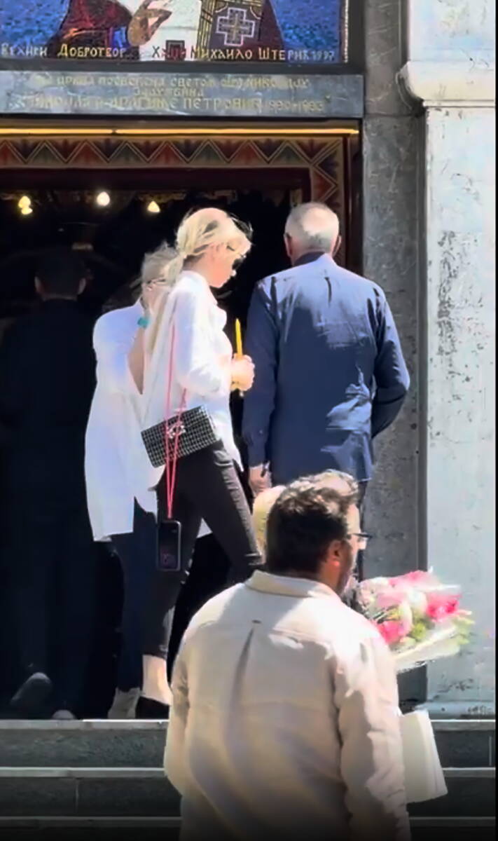 Maja Mandžuka na sahrani Olivere Katarine.png