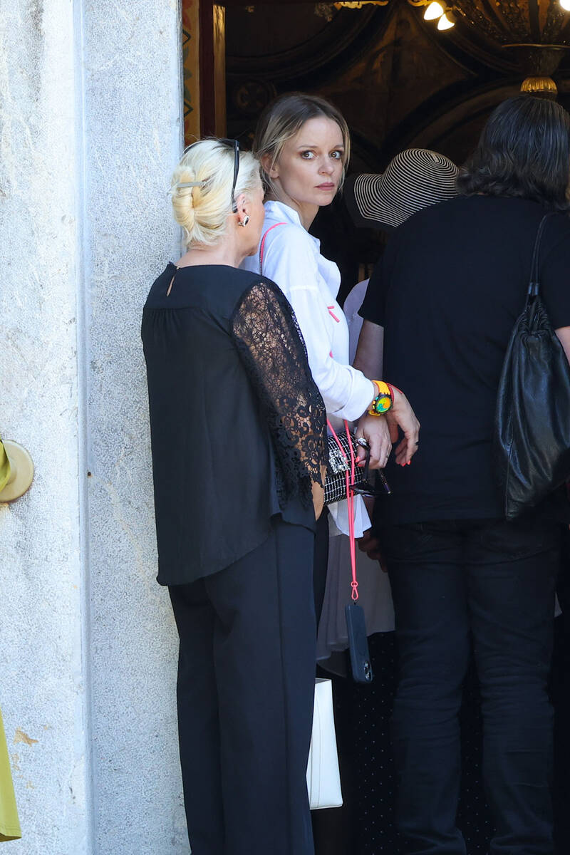 Maja Mandžuka na sahrani Olivere Katarine.jpg