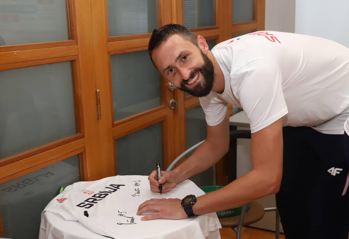 Dejan Majstorović potpisuje dres
