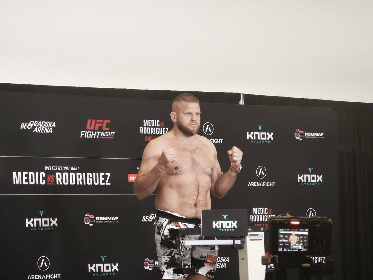 MMA borac Marćin Tibura na merenju pred UFC Beograd.