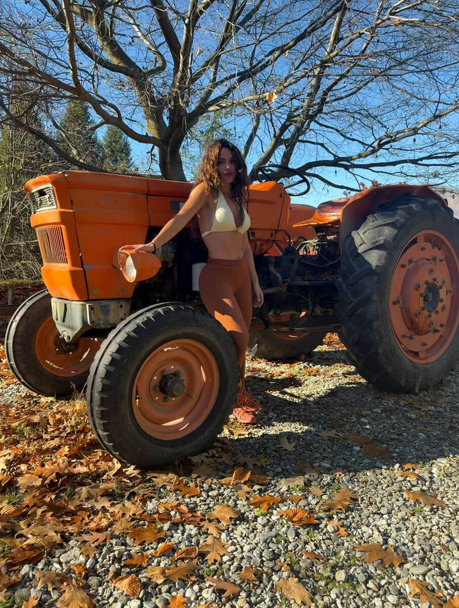Džejson Momoa devojka traktor (1).jpg