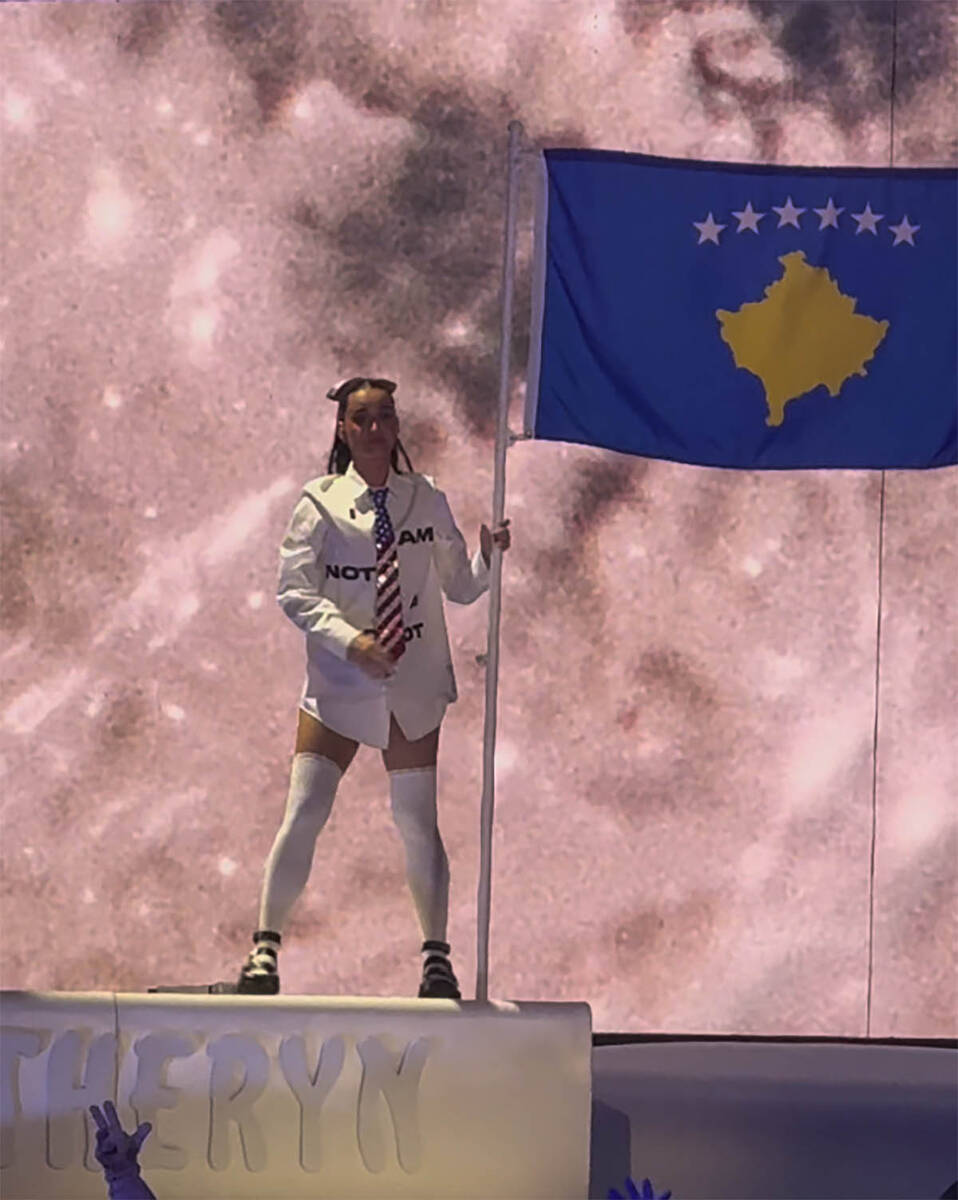 Kejti Peri zastava Kosova (4).jpg