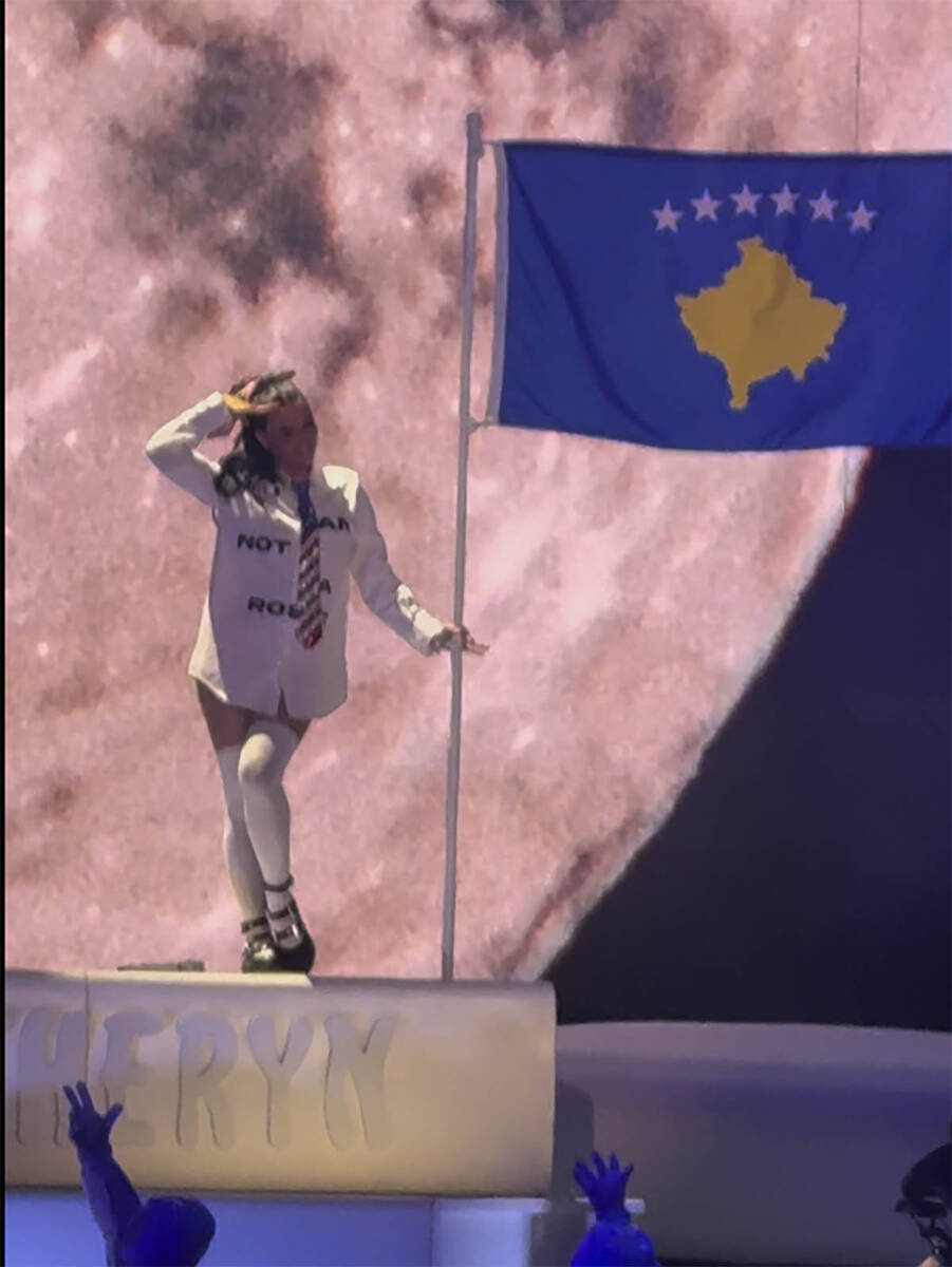 Kejti Peri zastava Kosova (5).jpg