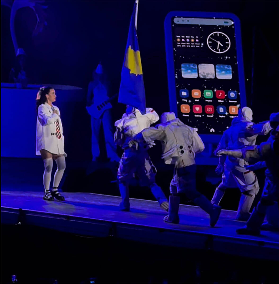 Kejti Peri sa zastavom Kosova (5).jpg