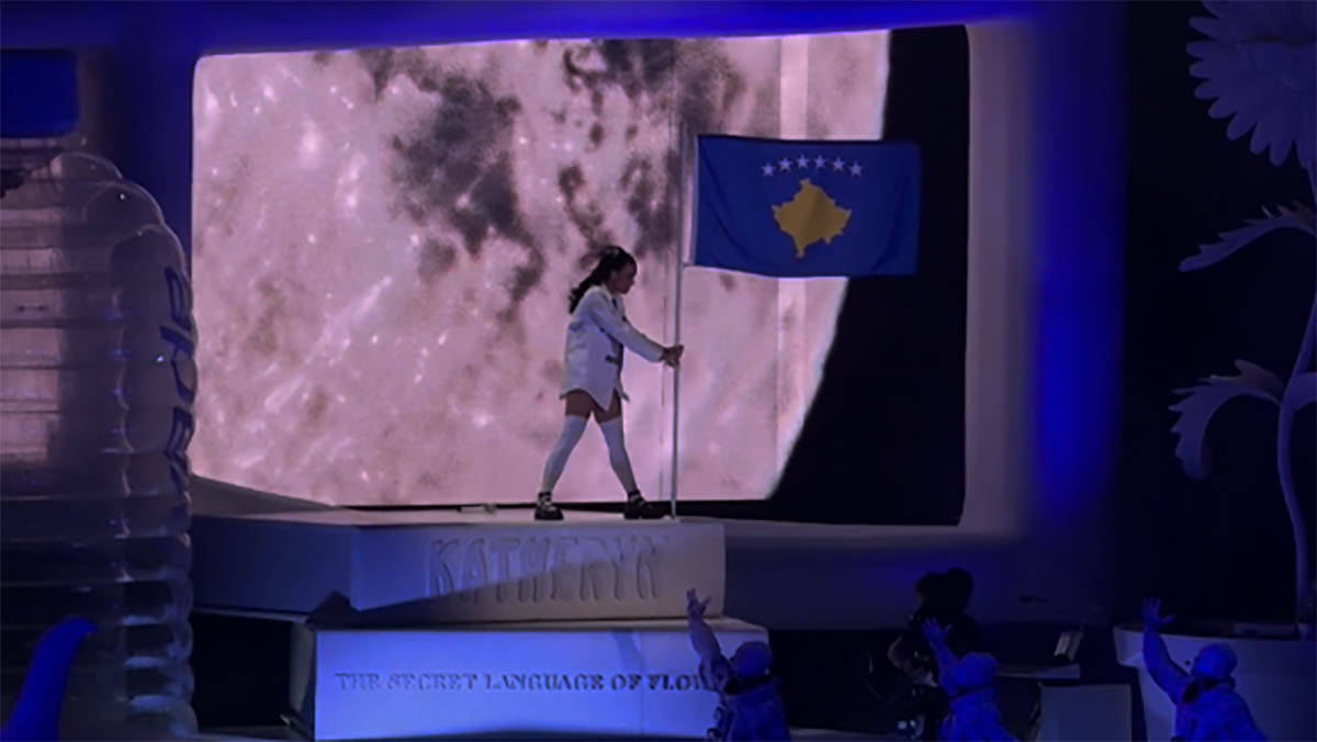 Kejti Peri sa zastavom Kosova (8).jpg