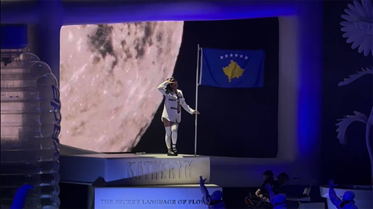 Kejti Peri sa zastavom Kosova (1).jpg