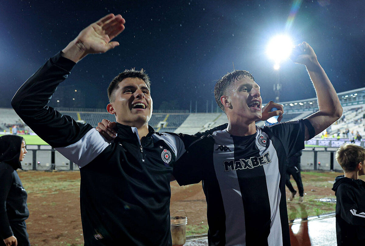 Vanja Dragojević i Ognjen Ugrešić zagrljeni.