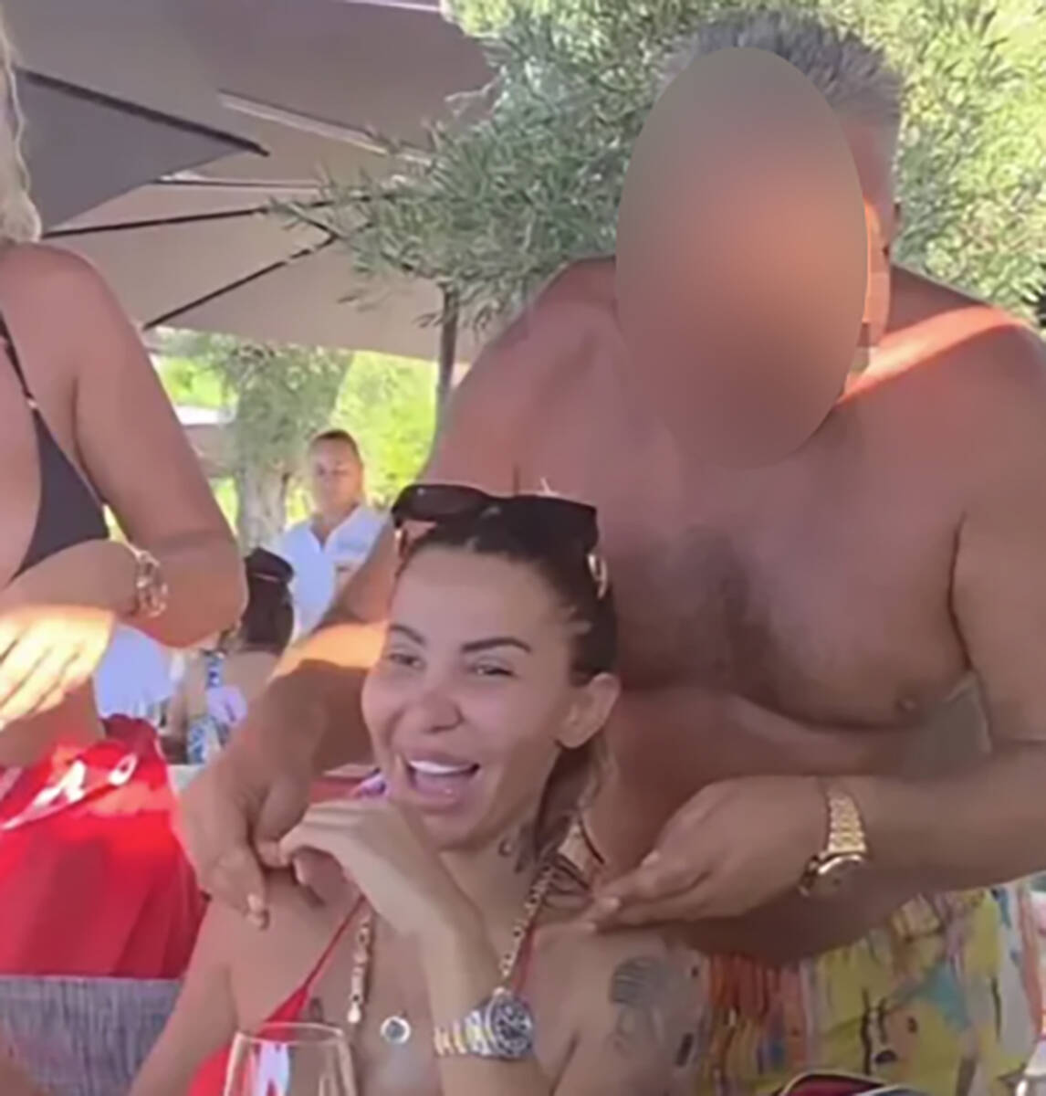 Čovek prišao Aneli u restoranu pa je okitio zlatnim lancem i satom: Nije krila oduševljenje, pogledajte reakciju