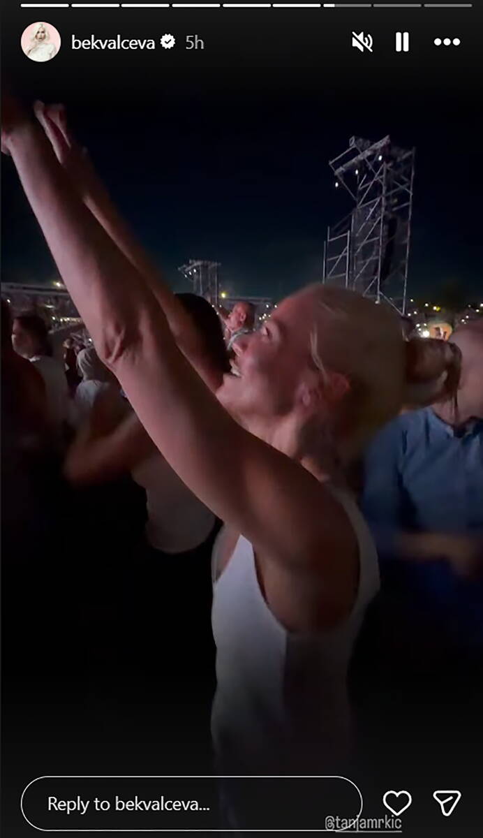 Nataša Bekvalac na koncertu Merlina u Sarajevu (6).png