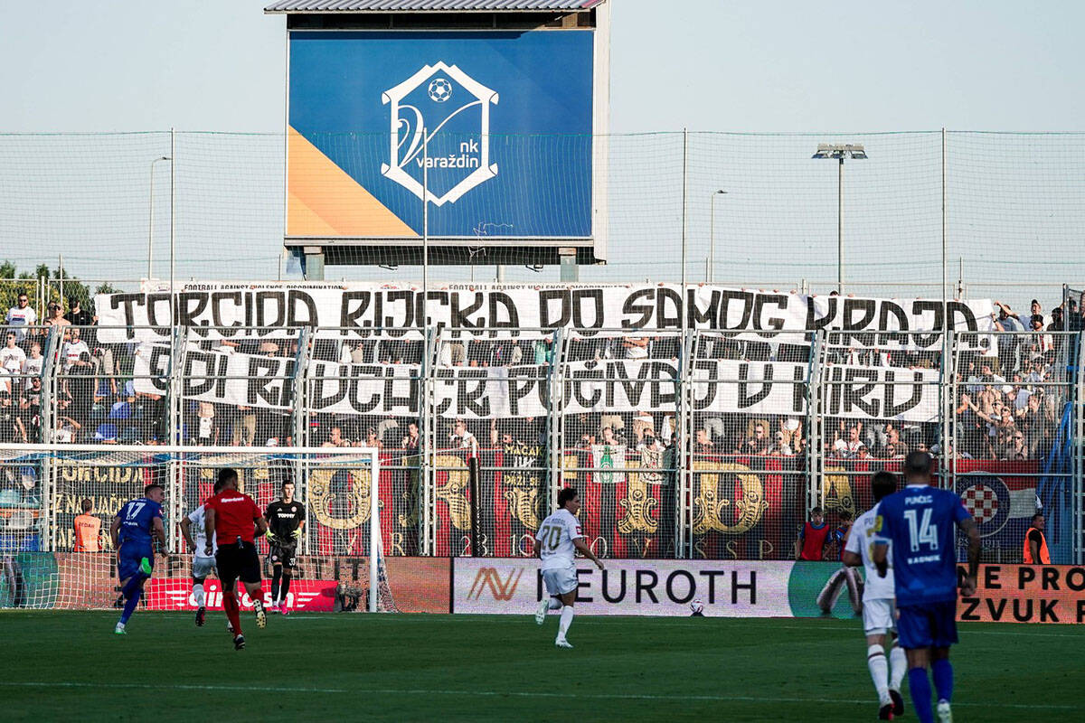 Zapaljen stadion Varaždin - Hajduk (2).jpg