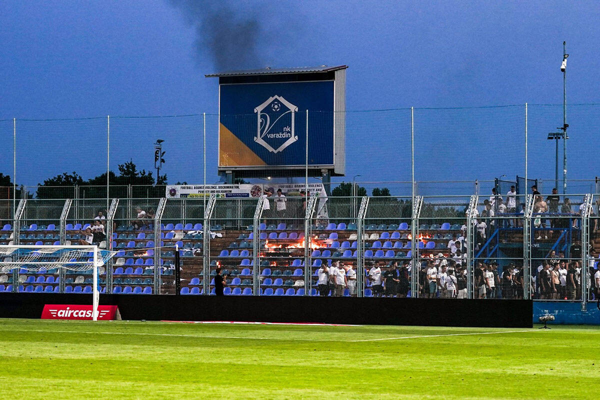 Zapaljen stadion Varaždin - Hajduk (4).jpg