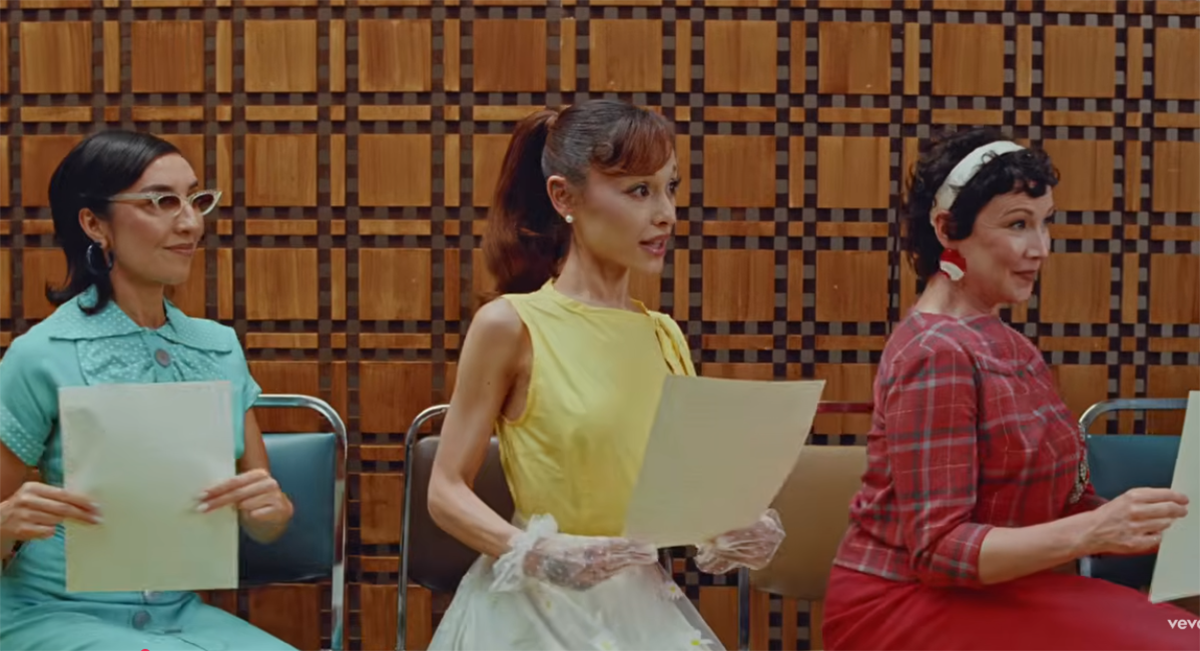 Arijana Grande u spotu za pesmu Petal  (1).png